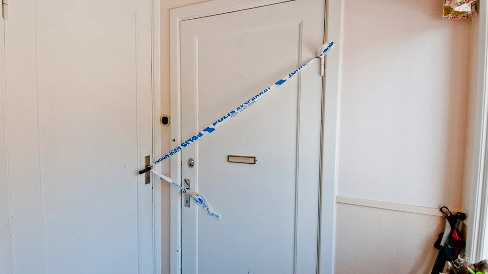 I en lägenhet i Stjärnhov gick kvinnan till attack mot två poliser med en kniv i vardera hand.