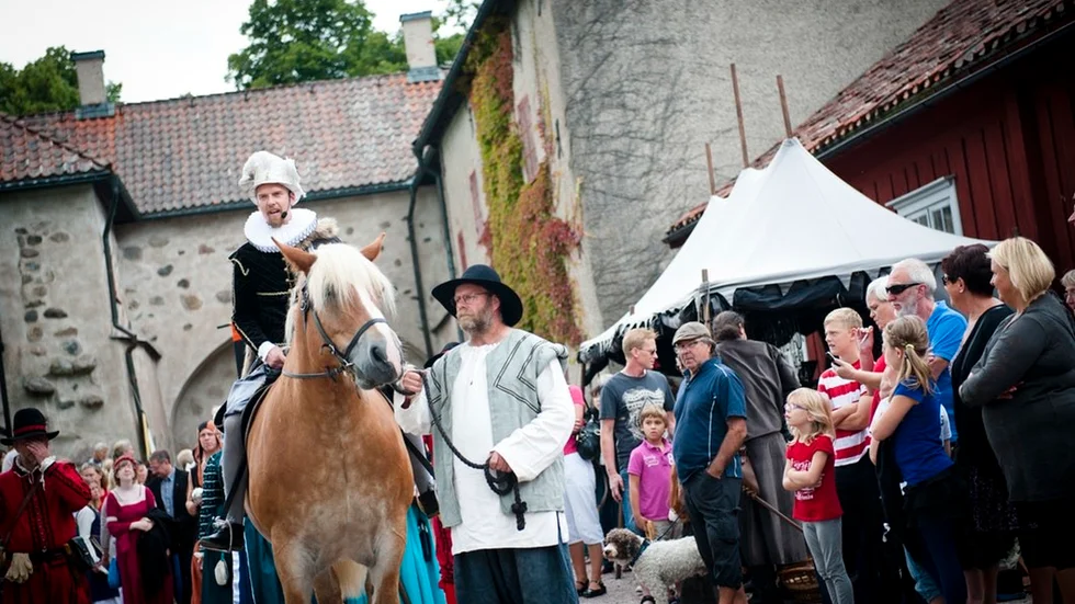 Slottet byggdes i sten, men vanliga bostadshus var oftast byggda med timmer. Bilden är från Hertig Karls marknad i Nyköping 2012.