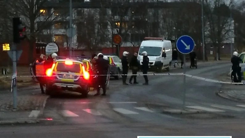 Tomas Gustavsson möttes av kravallpoliser i Lagersberg på vägen hem. Fotot blev marsmånads läsarbild.