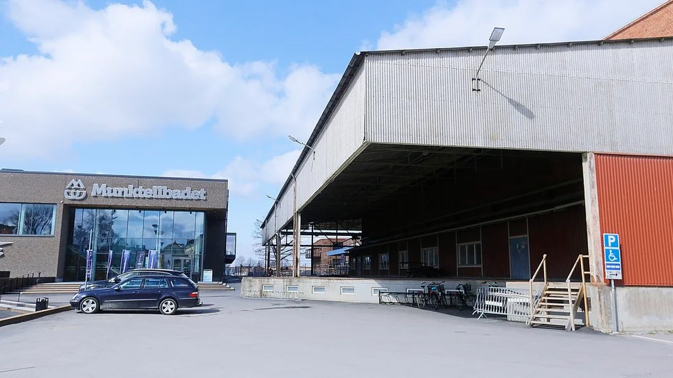Skärmtaket vid Munktellarenans huvudentré ska rustas upp för 1,5 miljoner kronor. På längre sikt finns en idé om att bygga ett 15 våningar höt tornhus på platsen.