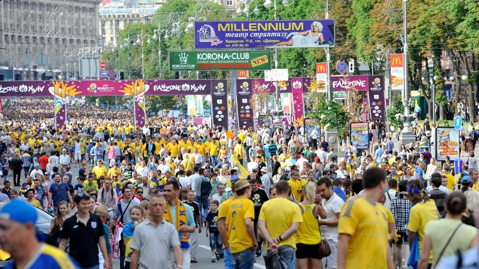 Sommaren 2012. Många svenskar på plats när Sverige spelade alla sina tre matcher i EM-slutspelet i just Kiev.