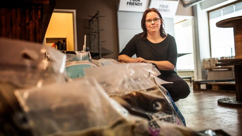 Flera pallar foder kom levererat till butik under onsdagen. Till nästa helg ska Linda Eriksson hhittat en plats till allt inne i sin nya butik.