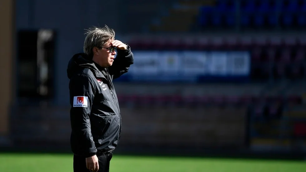 Pelle Olsson ser ut att återigen ställa upp med en ny backlinje. Matchen mot Elfsborg börjar 19.00 och du följer vår liverapportering på ekuriren.se.