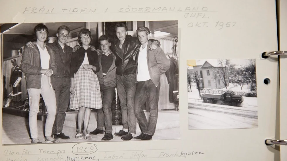 Ytterligare ett foto som är taget i hörnan där godisbutiken Jam Jam fanns på senare år. Fotot är taget 1959 vid ingången till nyöppnade Tempo, sedermera Åhléns. Från vänster Monika Forsberg, Kenneth "Sluggo" Pettersson", Marianne, "Laban", Stefan Gejdeman (då Karlsson) och Frank Sparre.