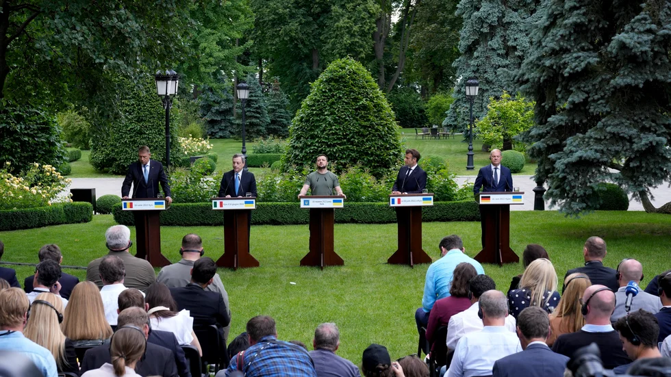 Rumäniens president Klaus Iohannis (vänster), Italiens premiärminister Mario Draghi, Ukrainas president Volodymyr Zelenskyj. Frankrikes president Emmanuel Macron och Tysklands förbundskansler Olaf Scholz i Kiev.