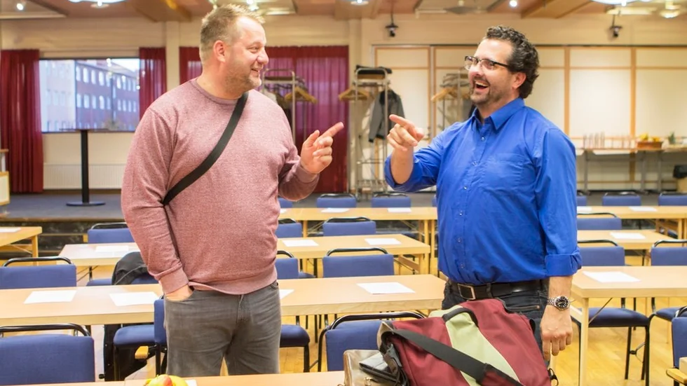 Jesper Ek till höger i samspråk med Ceith Landin, ny fullmäktigeledamot för Kristdemokraterna.