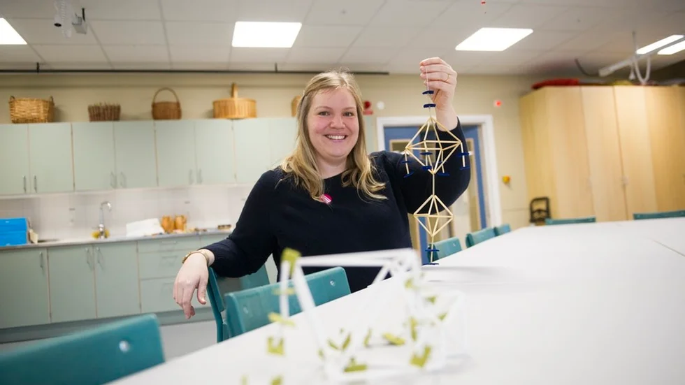 Anny Liivamäe, länshemslöjdskonsulent för barn och unga på Sörmlands museum, visar var onsdagens crafterwork handlar om.