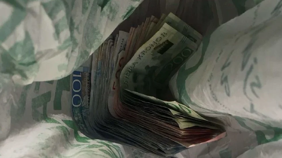 En av bilderna i polisens förundersökning från en husrannsakan gjord i Eskilstuna i januari förra året, visar buntar med sedlar som polisen ställt frågor om.