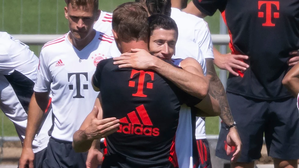 Robert Lewandowski och Bayern Münchens tränare Julian Nagelsmann kramade om varandra, efter efter lördagens träning, vilket förmodligen var polackens sista med klubben.