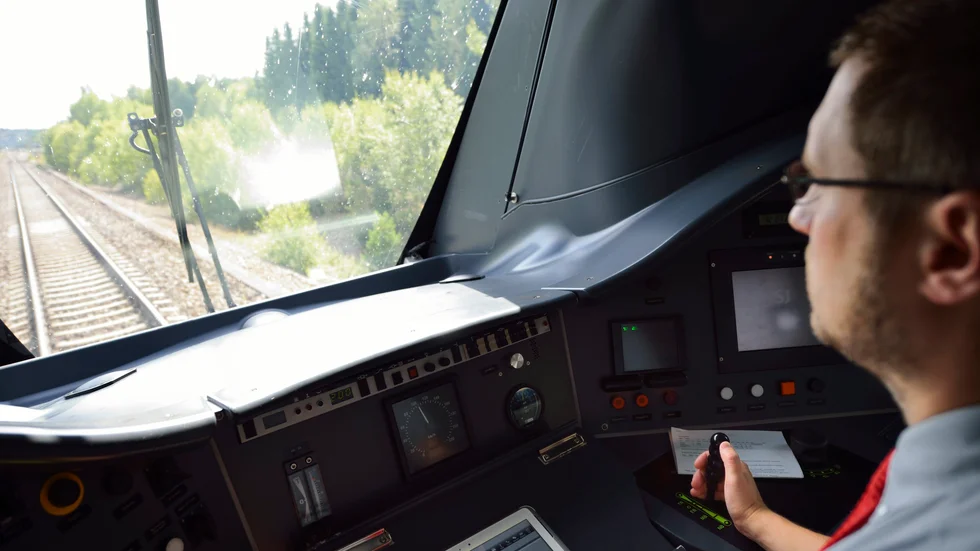 Det är brist på lokförare och de som utbildas via yrkeshögskola – till exempel i Mjölby – räcker inte. SJ startar egen utbildning.