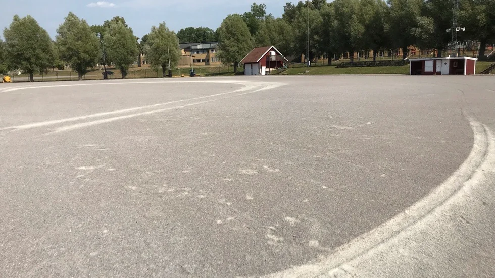 Gärningsmannen sladdade runt med den stulna bilen på bandyplanen. 