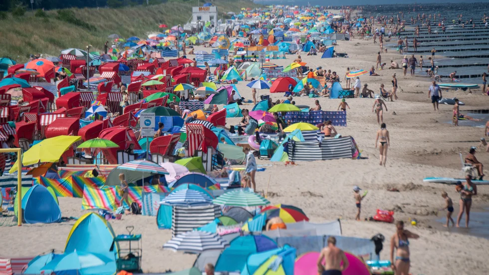 Människor söker svalka på stranden på ön Usedom vid Östersjökusten i Tyskland.