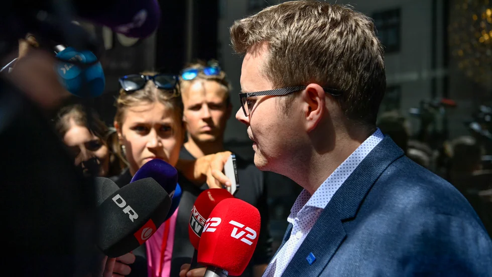 Roger Klokset, ordförande för norska SAS pilotförbund, pratar med medier under söndagens förhandlingar mellan SAS och och de skandinaviska pilotfacken i Näringslivets hus i Stockholm.