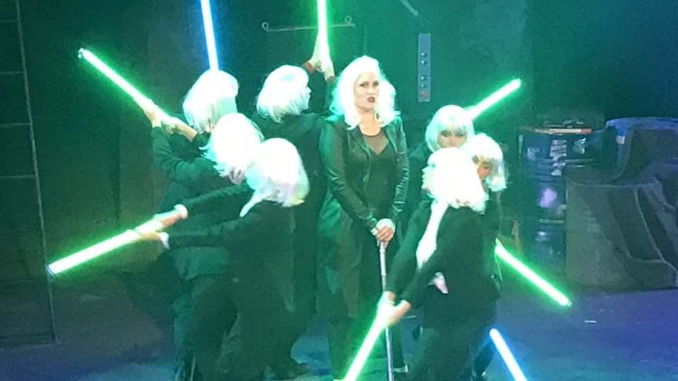 Killer Queen och hennes fruktade laser-armé på jakt efter uppstudsiga bohemer i Kolhusteaterns "We will rock you".