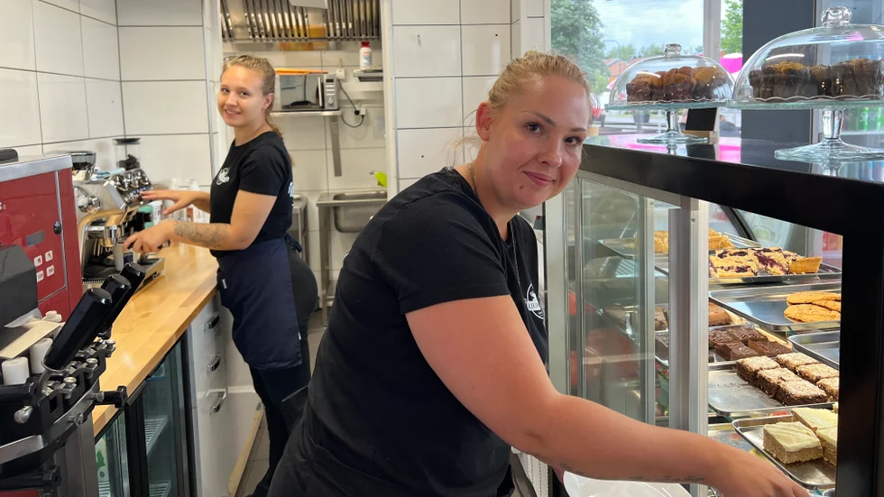 Julia Grabarczyk sätter på kaffe och Patrycja Kusak serverar bakverk. Gästerna är både unga och gamla. "Vi har inga siffror på hur det går riktigt än, men det känns som att det går bra", berättar Patrycja. 