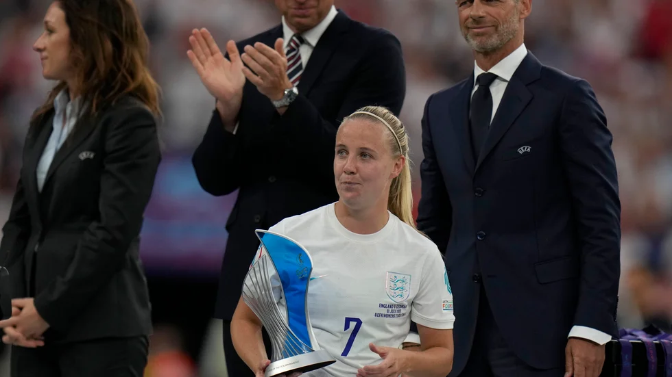 Beth Mead med priset som turneringens bästa spelare.
