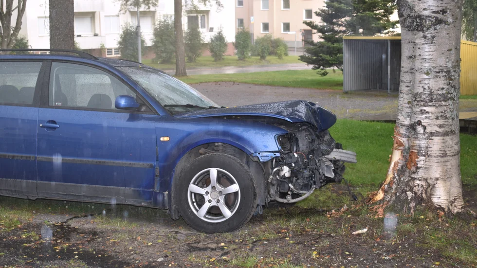 En bil har kört in i ett träd på Norrhammargatan