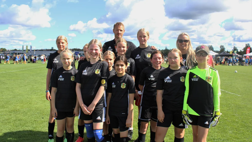 Hela laget samlas efter första matchen för att ladda upp inför dagens andra match.