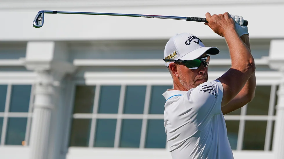 Henrik Stenson slår ut på sextonde hålet.