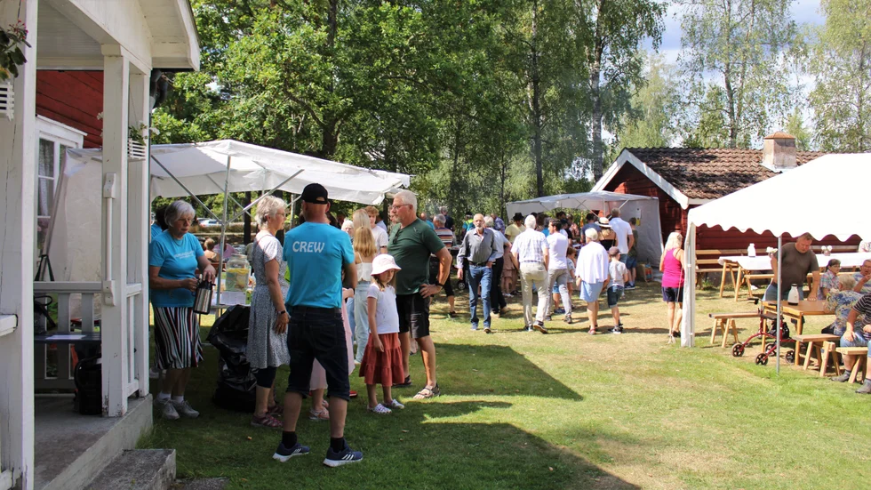 Under dagen spelade flera artister på scenen intill. Bland annat Dave Rosewood & The Rough Riders, Kalle Sellbrink och Ester Idelind.