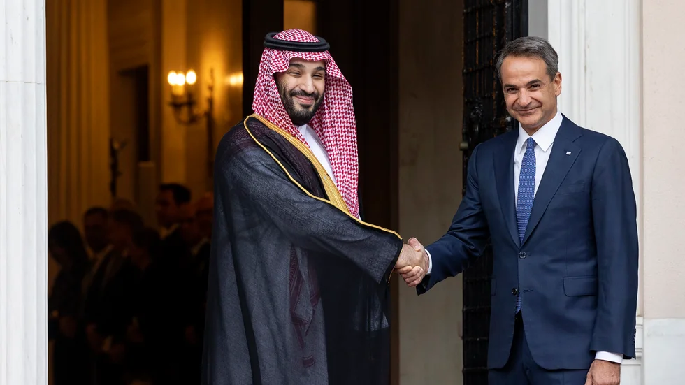 Saudiarabiens kronprins Mohammed bin Salman skakar hand med Greklands premiärminister Kyriakos Mitsotakis.