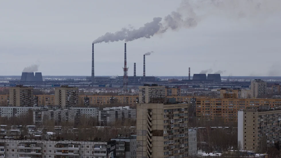 Avtovaz stora bilfabrik syns bortom bostadshusen i Togliatti, Ryssland. Arkivbild.
