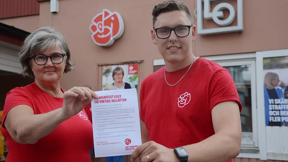 Oppositionsrådet Helen Nilsson (S) och kollegan i kommunstyrelsen, Daniel Nestor, håller fram programmet med tio punkter som de vill förverkliga de kommande fyra åren. 
