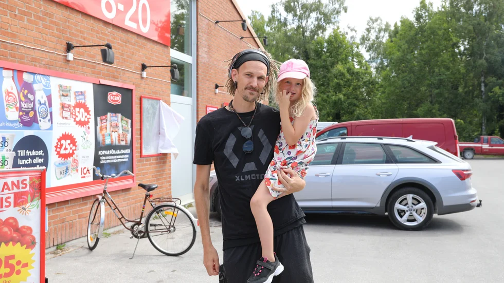 Johan Rundquist, här med dottern Lo Rundquist Porath, berättar att han börjat odla mer till följd av de höga matpriserna, bland annat pumpa, zucchini och sparris.