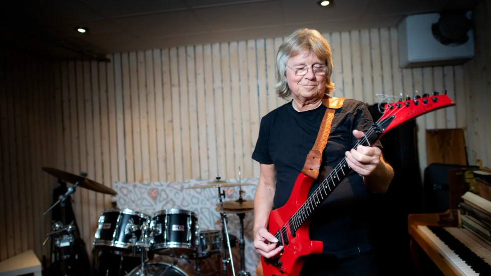 Janne Schaffer byggde sin första gitarr i slöjden hemma i Blackeberg, och visste direkt att den gitarren skulle bli en följeslagaren genom livet.