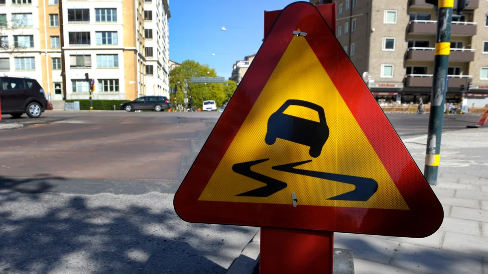 Oljeutsläppet på E4 i Västerbotten gjorde vägbanan hal. Enligt Trafikverket handlar det om tallolja. Arkivbild.