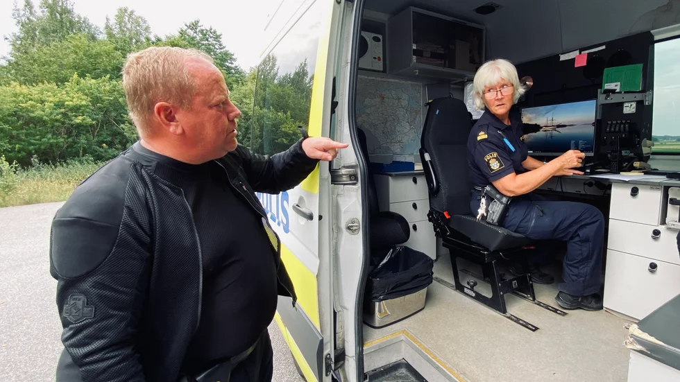Tobias Jöhnemark och Anneli Ruuska fanns på plats i Kjula på tisdagsförmiddagen. De kunde konstatera att trafiken var gles på Kyrkvägen, men att hälften ändå körde för fort.
