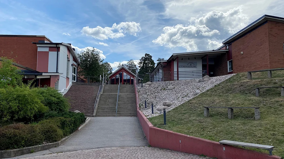 Hultsfreds Gymnasium kommer att få nya tak i höst. Med solceller på totalt 150 kilowatt. "Det är ett led i kommunens hållbarhetsarbete" säger Martin Snickars, barn- och utbildningschef.