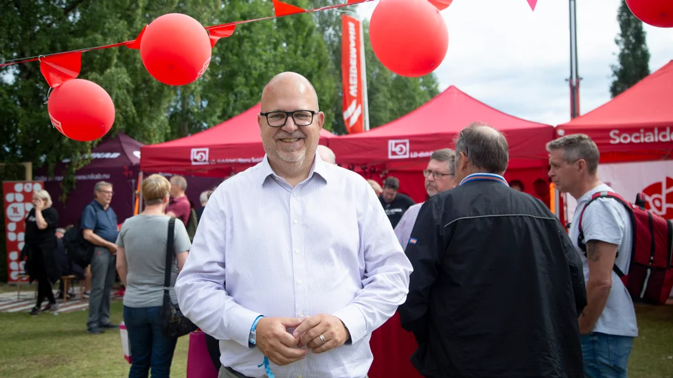 Näringsminister Karl-Petter Thorwaldsson säger att regeringen vill underlätta för gruvor, men att det inte är aktuellt att sänka miljökraven. "Prövningen ska vara stenhård, men däremot ska vi underlätta för att de ska kunna göra prövningen."