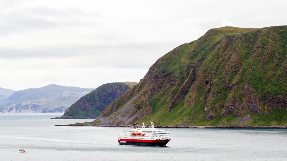 Hurtigrutens fartyg "Richard With" grundstötte vid Sognefjorden under fredagsmorgonen. På bilden syns fartyget under en tur vid Magerøya i Finnmark 2014. Arkivbild.