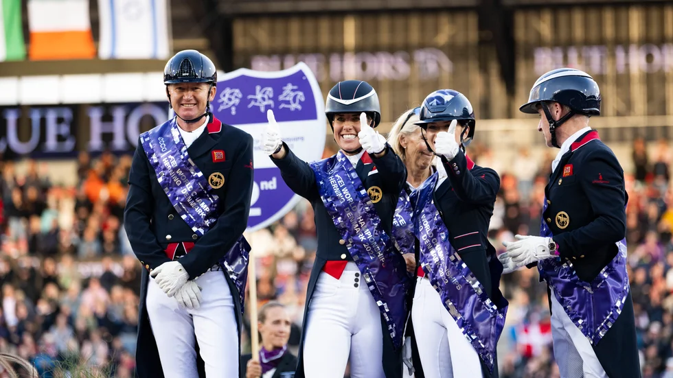 Gareth Hughes, till vänster, när britterna får silvermedaljerna efter dressyrens lagtävling. Han tävlade trots konstaterad covidsmitta. Hur Internationella ridsportförbundet, FEI, ska hantera det hela är oklart.