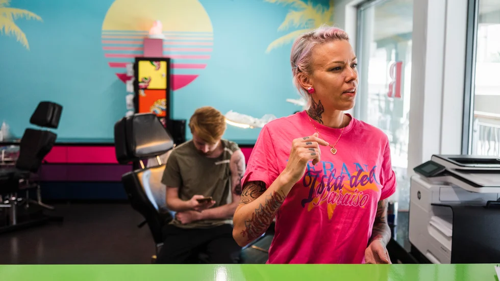 Sandra Palmgren driver La rubia loca tattoo i Uppsala sedan tio år och har gjort många Uppsalamotiv.