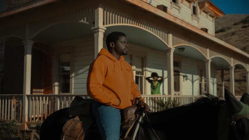 I "Nope" försöker syskonen OJ och Em (Daniel Kaluuya och Keke Palmer) fånga ett hotfullt himmelsfenomen på film för att tjäna pengar.