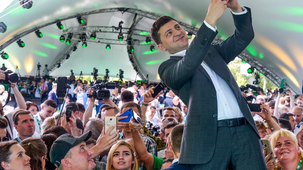 Volodymyr Zelenskyj som den blyge läraren som blev president i "Folkets tjänare". Pressbild.