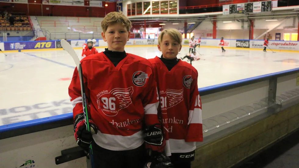 Tomas Holmström hockeyskola har startat med  Erik Forssell och Hektor Felten Stenberg som två entusiastiska unga lirare.