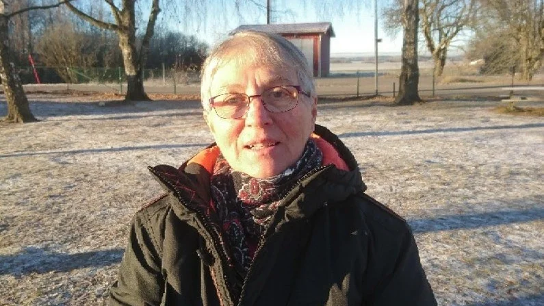 Jill Hakala bor i Kjula och det är från hennes tomt som julgranen tagits.