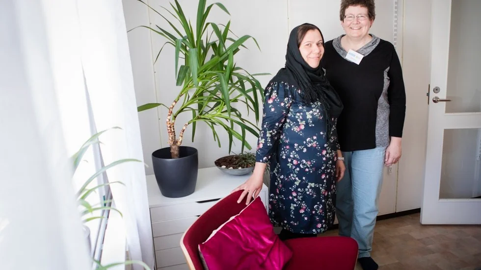 Det finns flera fördelar med att ha en språkvän enligt Angela Sidiqi, projektledare och Elisabet Broms, administrativ assistent. Nyanlända utvecklar språket och lär sig om det svenska samhället och båda har ett utbyte av att lära sig om olika kulturer och minska fördomar.
