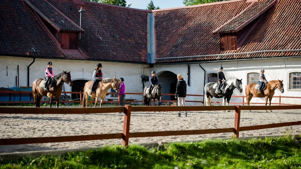 Stjärnholms ridskola är kommunens största fritidsgård. Något som politikerna i Oxelösund tycks glömma bort när man satsar miljontals kronor på Ramdalen, anser insändarskribenterna. FOTO: SANDRA NORDIN