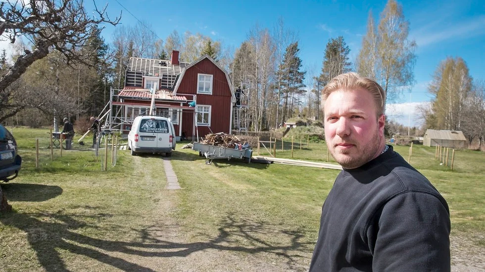 Anders Ljungström från Vingåker samarbetar med produktionsbolaget till "Sommar med Ernst". Bilden är från ett annat bygge som inte hör till inspelningen.