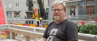 Handlare kritiska till uppgrävd gata – tydliga skyltar saknas