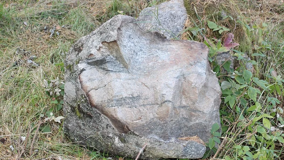 En sten i domarringen är rejält skadad.