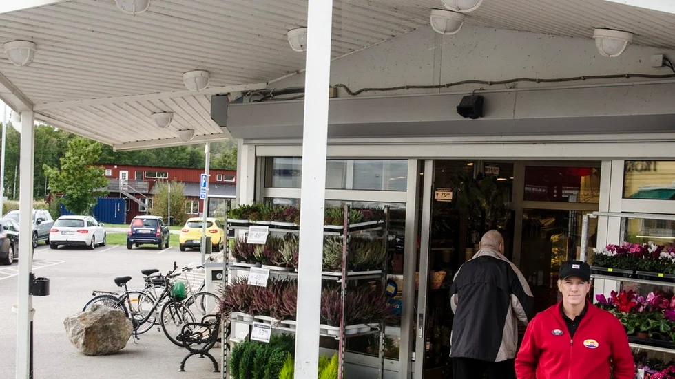 Ica Trossen har utsatts för ny klotterattack. "Av de cirka 100 som jobbar här är ju många unga. Vi är öppna och pratar med dem som behöver det lite extra. Men det är klart att det känns olustigt", säger butiksdelägaren Linda Steiner.