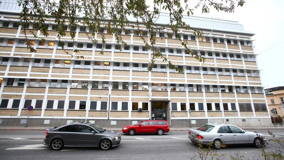 Misshandeln inträffade bakom polishuset i Eskilstuna.