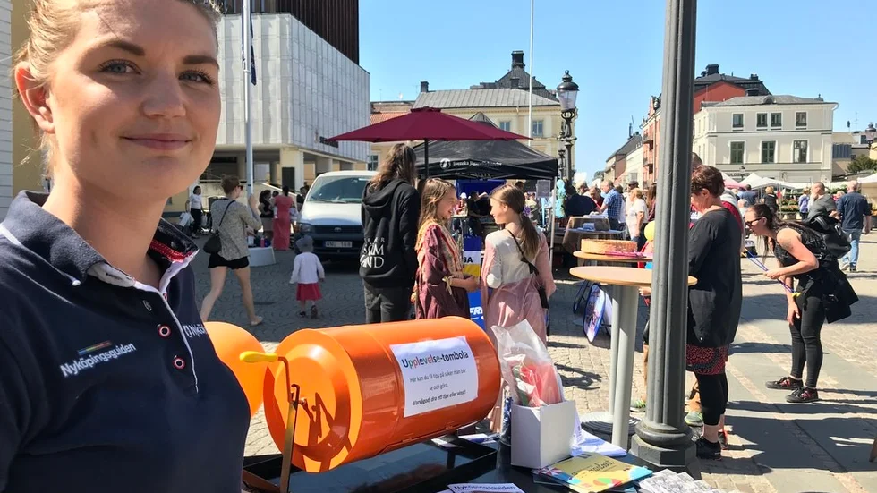 Gabriella Sandberg trivdes bra på Stora torget där många kom förbi och ville ha ett exemplar av Nyköpingsguiden.