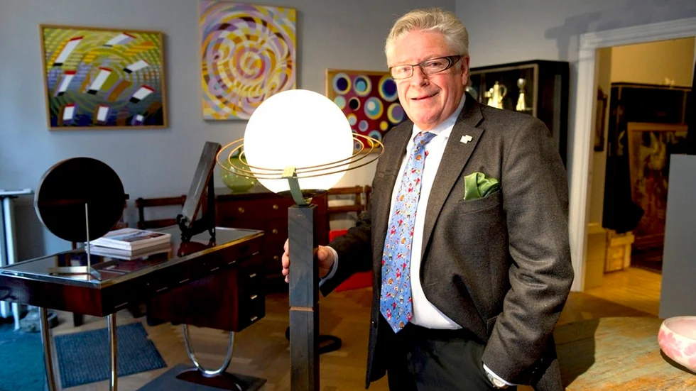 Stölden av begravningsregalierna från Strängnäs domkyrka är ett svenskt beställningsjobb, i syfte att förhandla om lösensumma. Det tror Bo Knutsson, en av experterna på SVT:s snart 30-åriga succéserie Antikrundan samt vice ordförande i Internationella konst- och antikhandlarföreningen.
