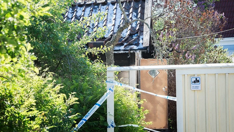 Räddningstjänsten hann släcka innan uthuset blev övertänt. Det hade brunnit flera gånger tidigare under maj. En nämndeman ville att 28-åringen skulle dömas även för dessa bränder.